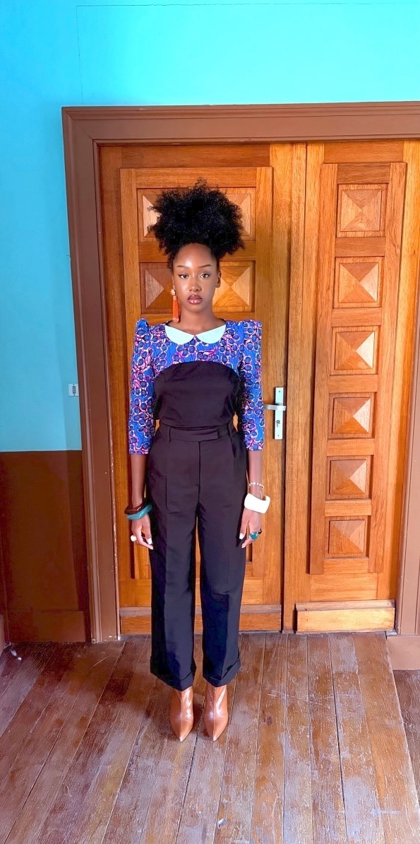 Plastron Claudine porté sur un bustier et un pantalon noirs