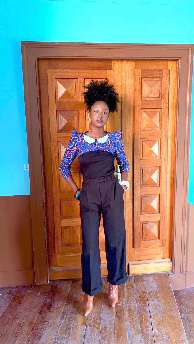 Plastron Claudine porté sur une tenue noire