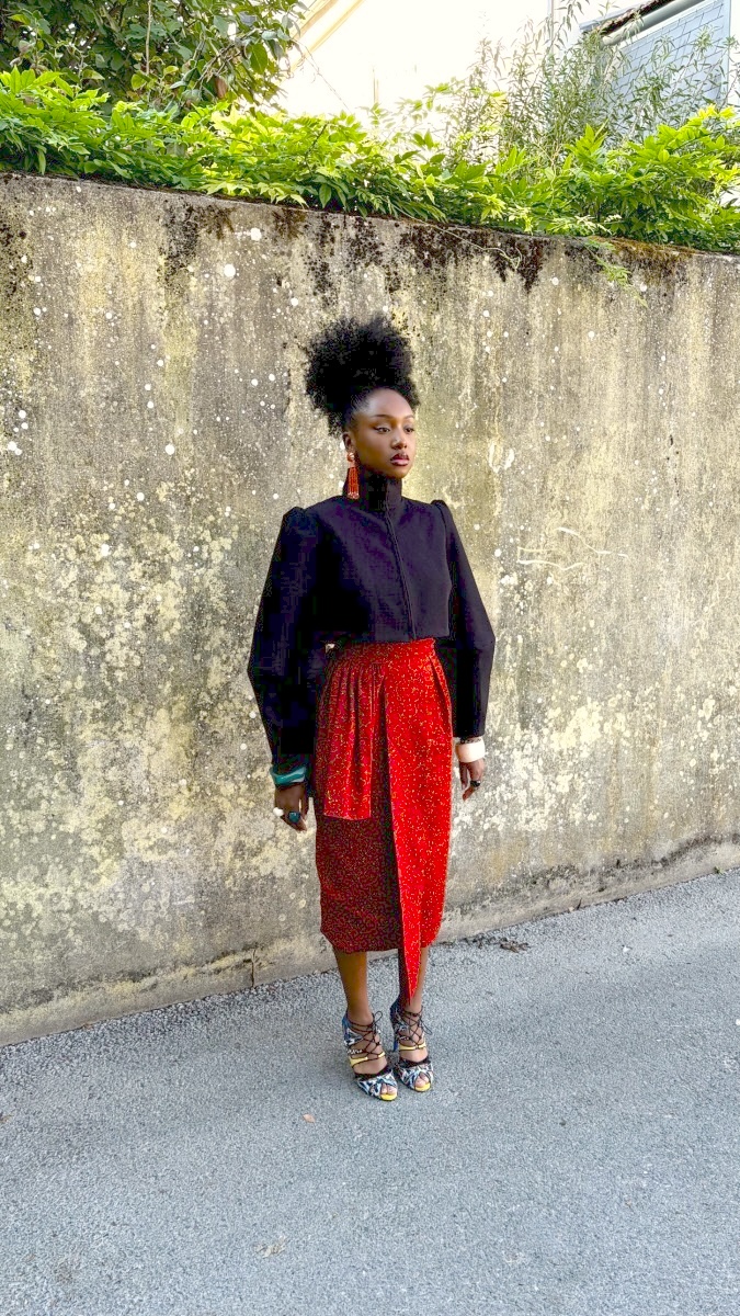 Jupe Maëva en wax rouge portée avec la veste Oprah