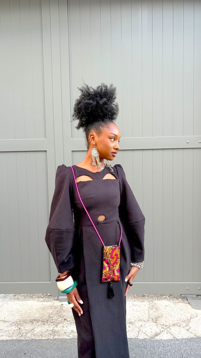 Pochette Pomme portée sur la robe Swahili noire