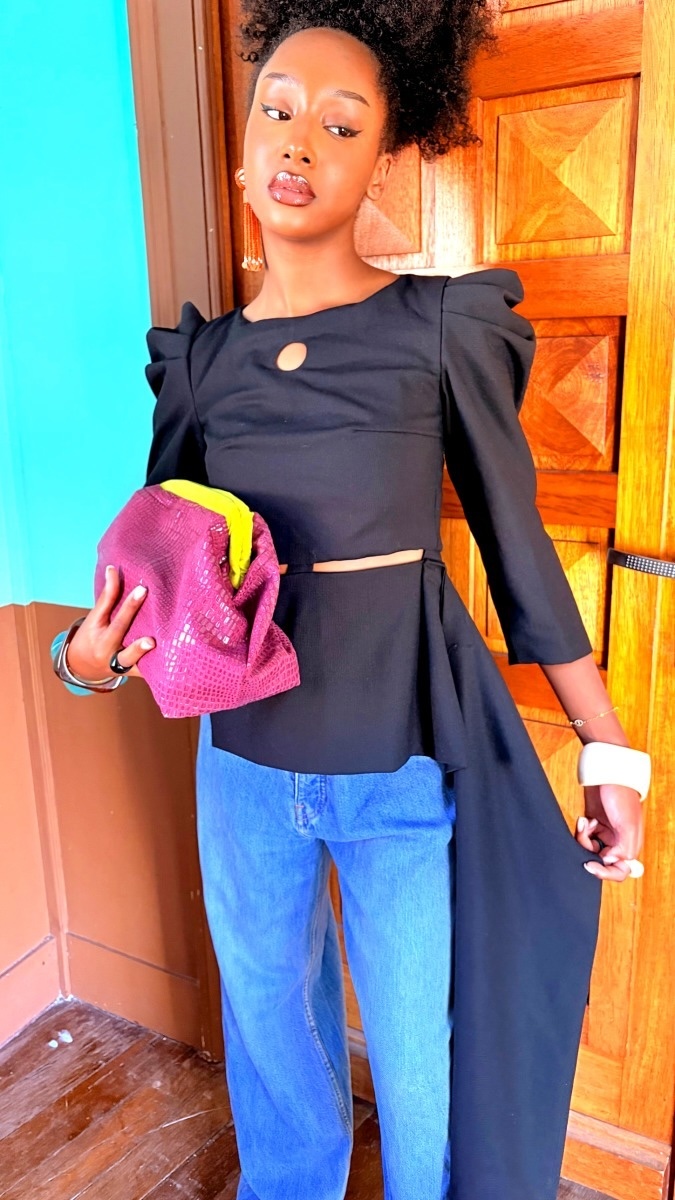 Sac pochette Line porté avec le top Sha noir