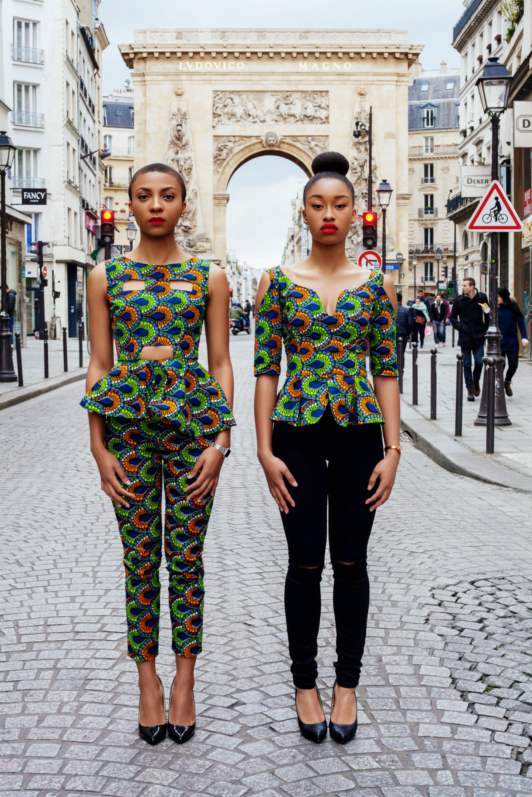 Deux mannequins en ensembles de la collection Sibiti, dans une rue de Paris